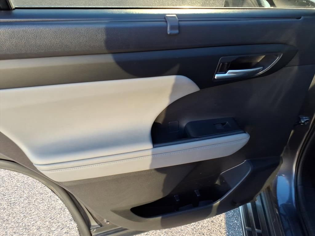 Used 2023 Toyota Highlander XLE image 21