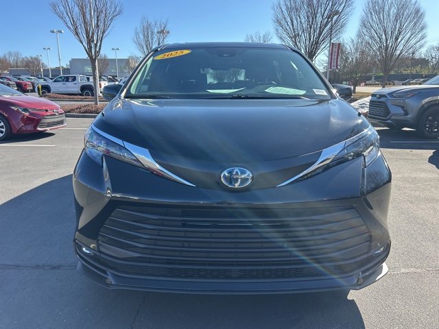Used 2025 Toyota Sienna XLE image 2