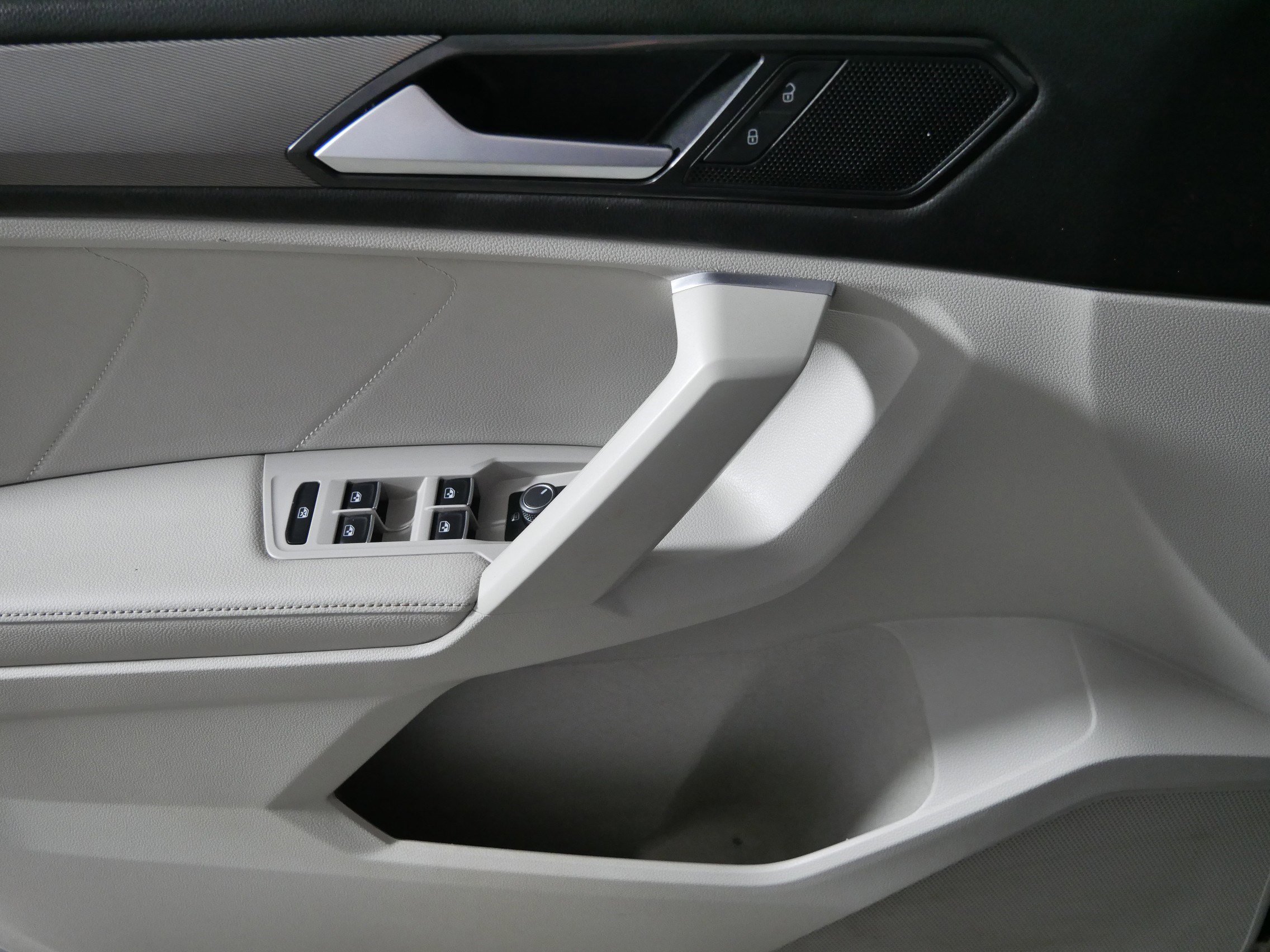 Used 2023 Volkswagen Tiguan SE w/ Panoramic Sunroof Package image 19