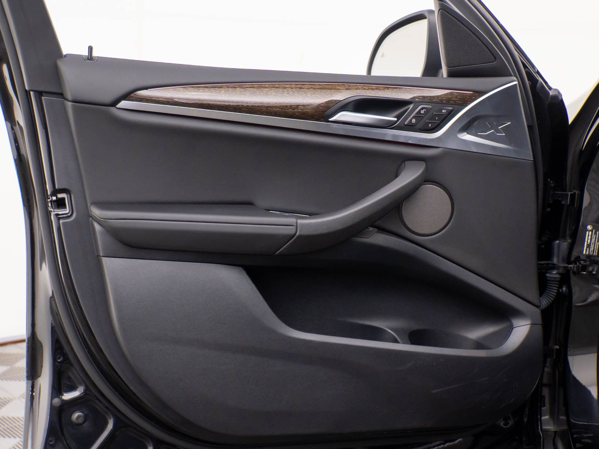 Certified 2025 BMW X4 xDrive30i image 14