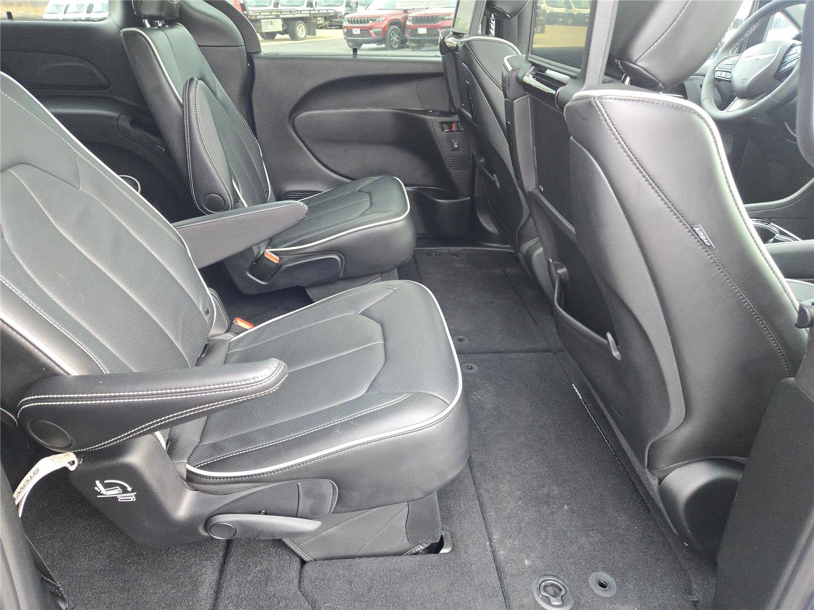 Used 2025 Chrysler Pacifica Limited w/ Uconnect Theater Family Group image 12