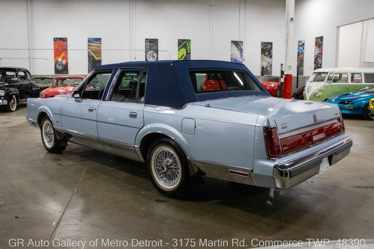 Used 1986 Lincoln Town Car image 4
