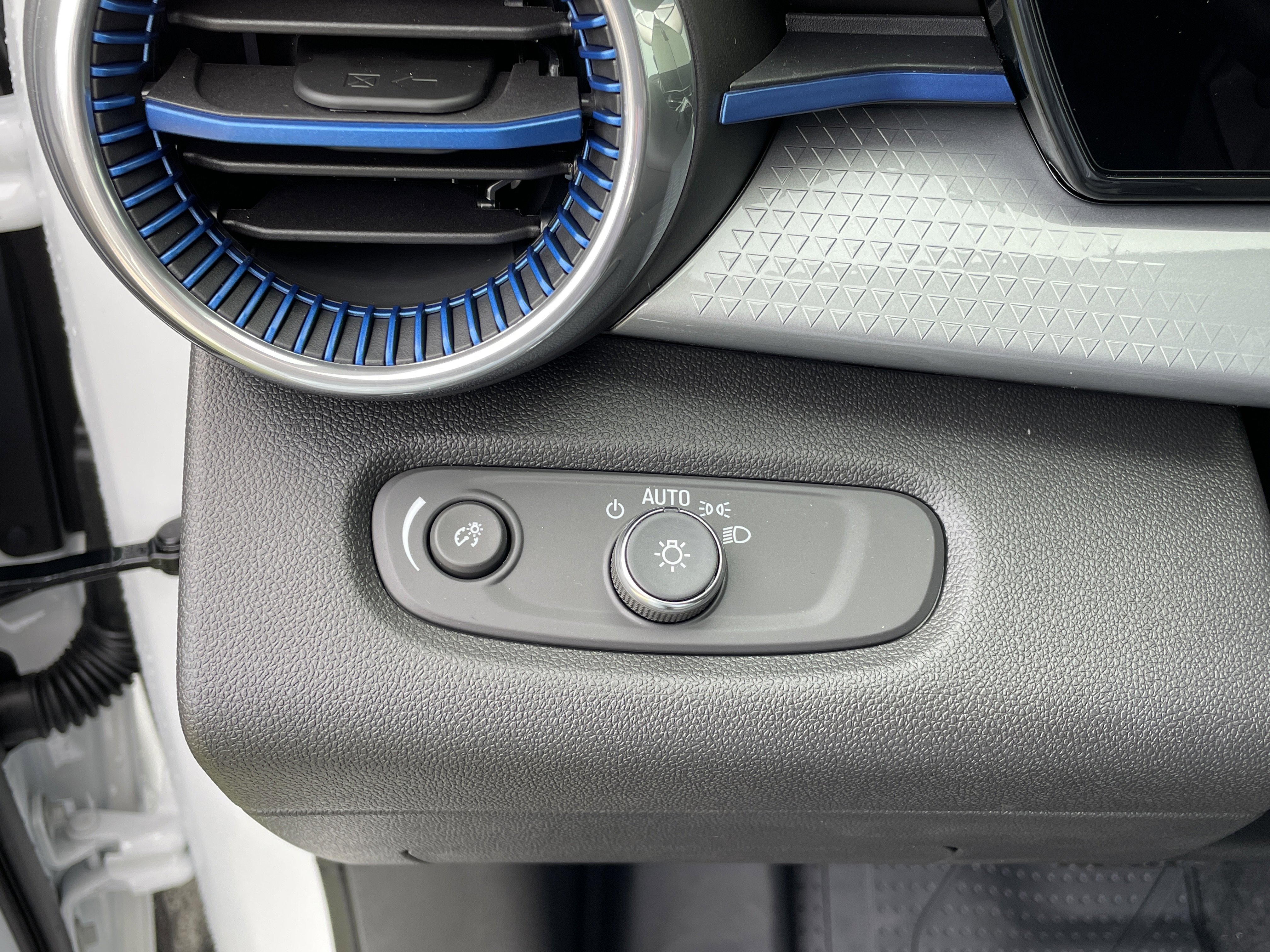 New 2025 Chevrolet Trax LT w/ Driver Confidence Package image 19