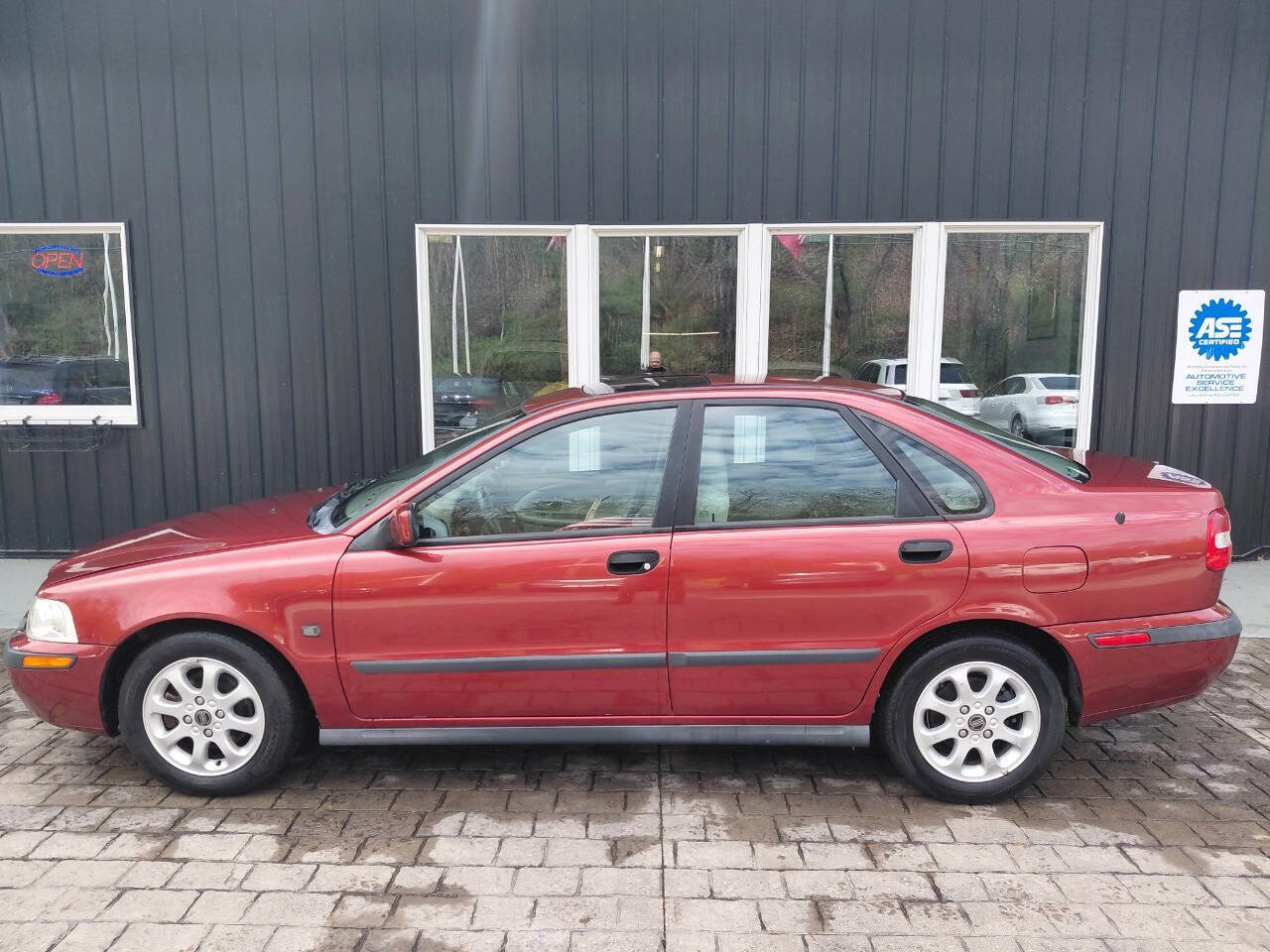 Used 2002 Volvo S40 FWD image 1