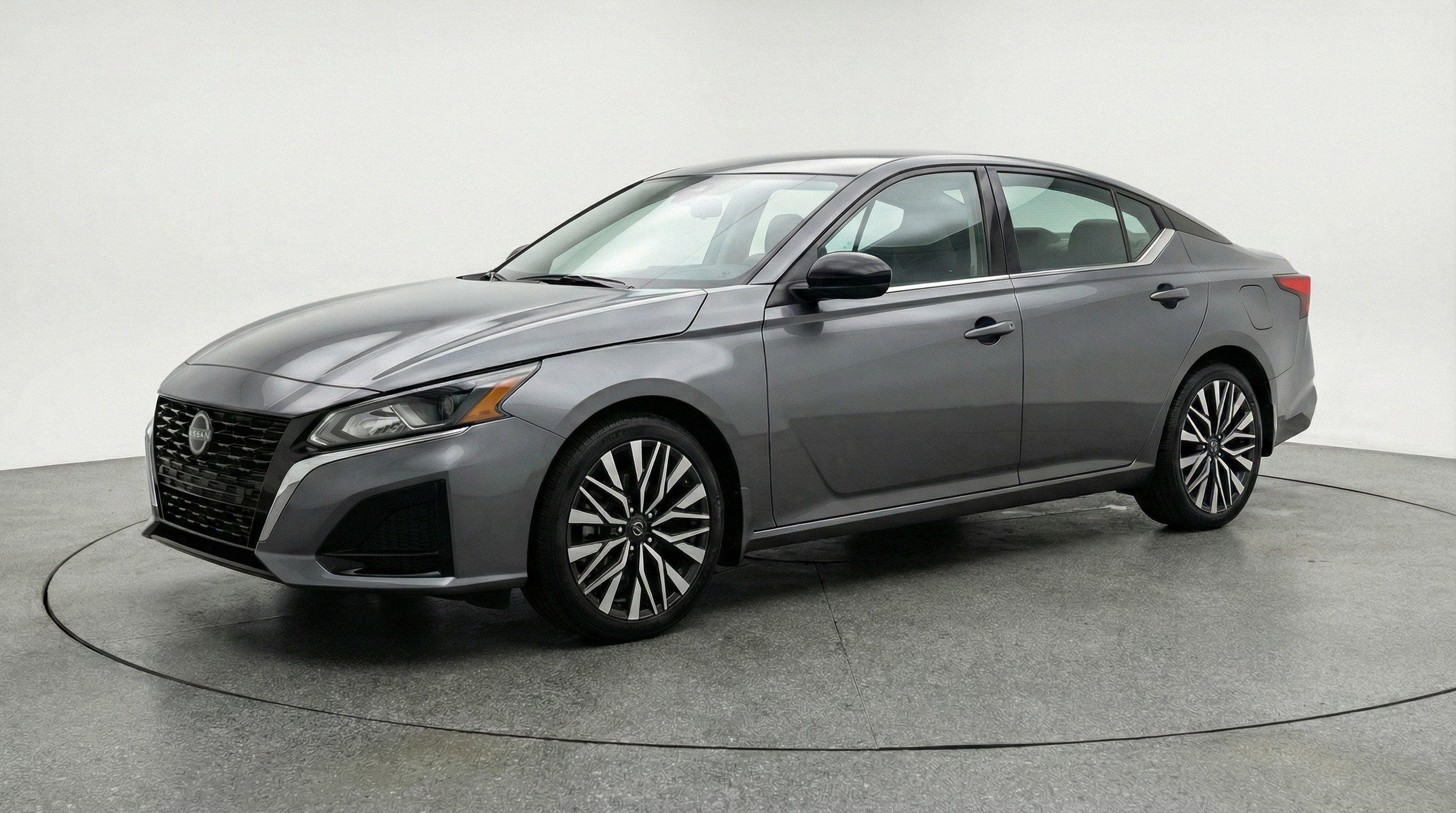 Used 2025 Nissan Altima 2.5 SV FWD image 3