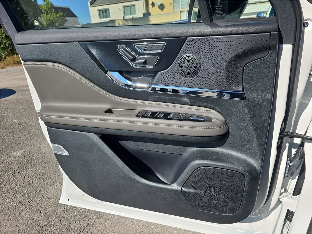 Used 2025 Lincoln Corsair Reserve w/ Jet Appearance Package image 17