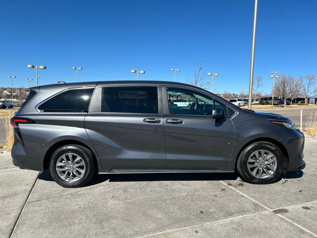 Used 2025 Toyota Sienna LE image 9