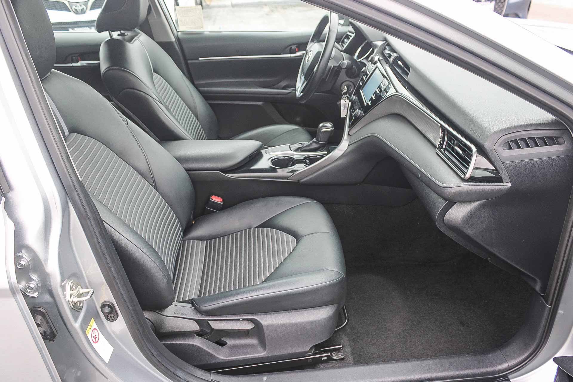Used 2019 Toyota Camry SE w/ Carpet Mat Package FWD image 17
