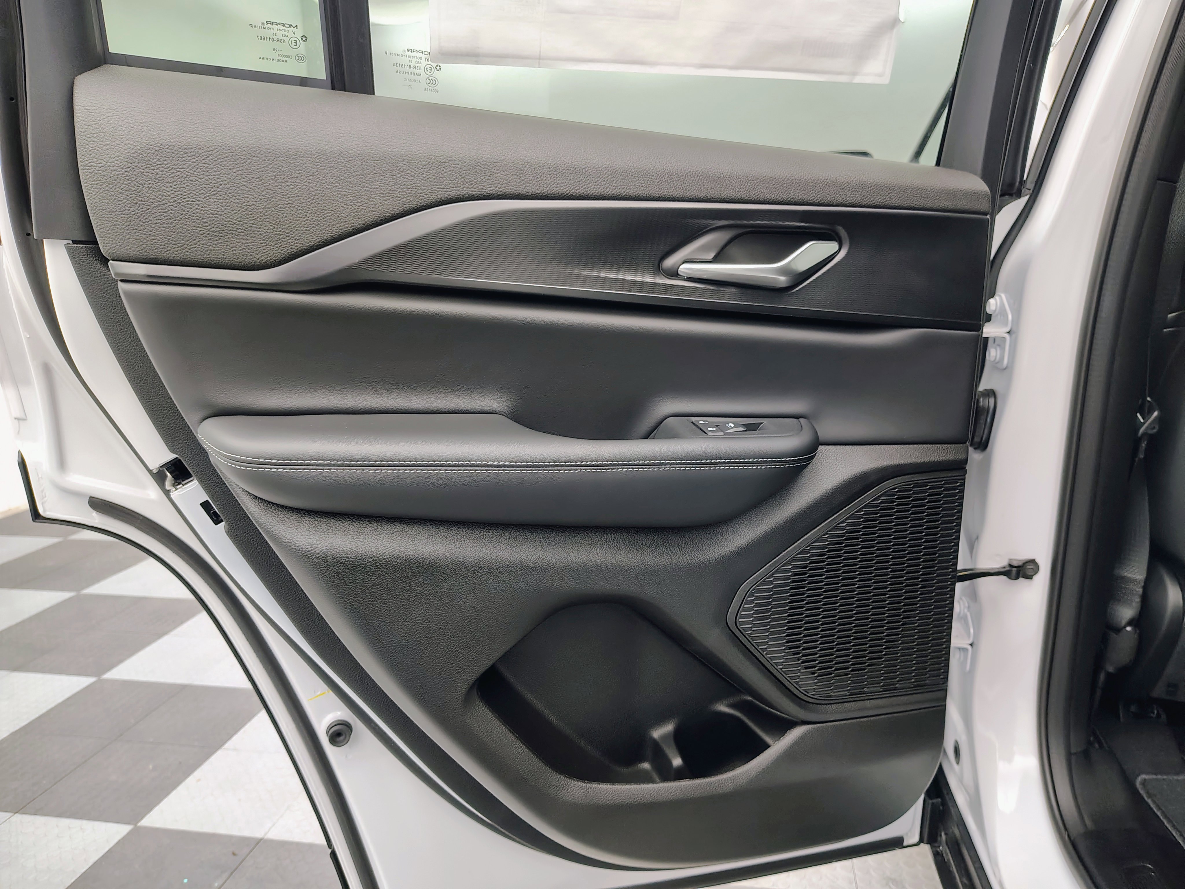 New 2025 Jeep Grand Cherokee Altitude image 18