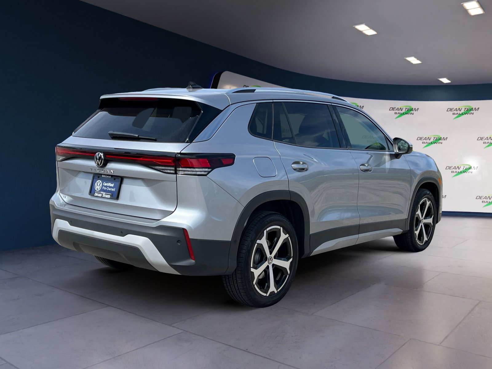 Certified 2025 Volkswagen Tiguan SE FWD image 8