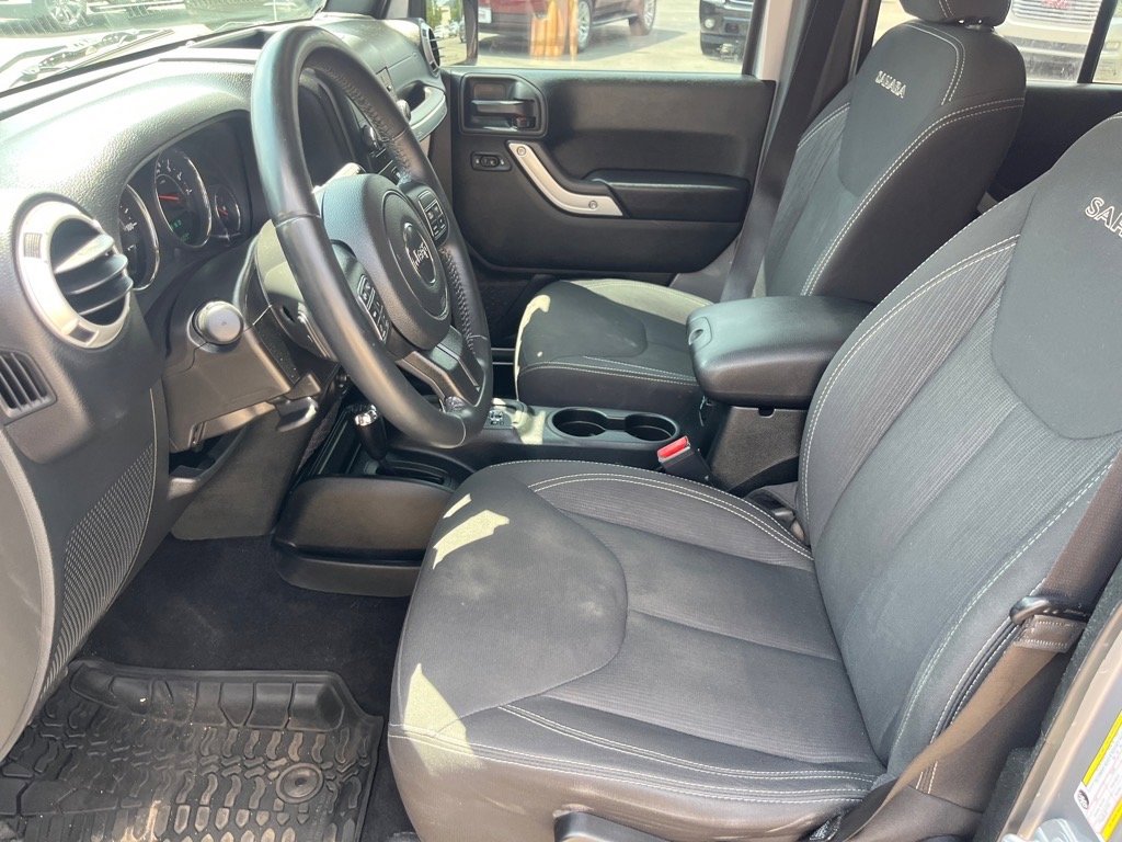 Used 2017 Jeep Wrangler Unlimited Sahara w/ Connectivity Group image 5