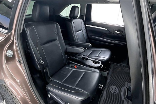 Used 2017 Toyota Highlander XLE image 19