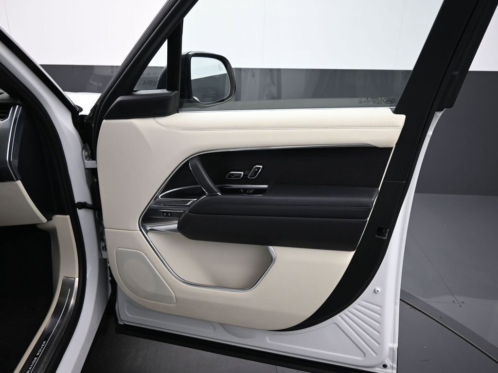 Used 2022 Land Rover Range Rover Long Wheelbase SE image 4