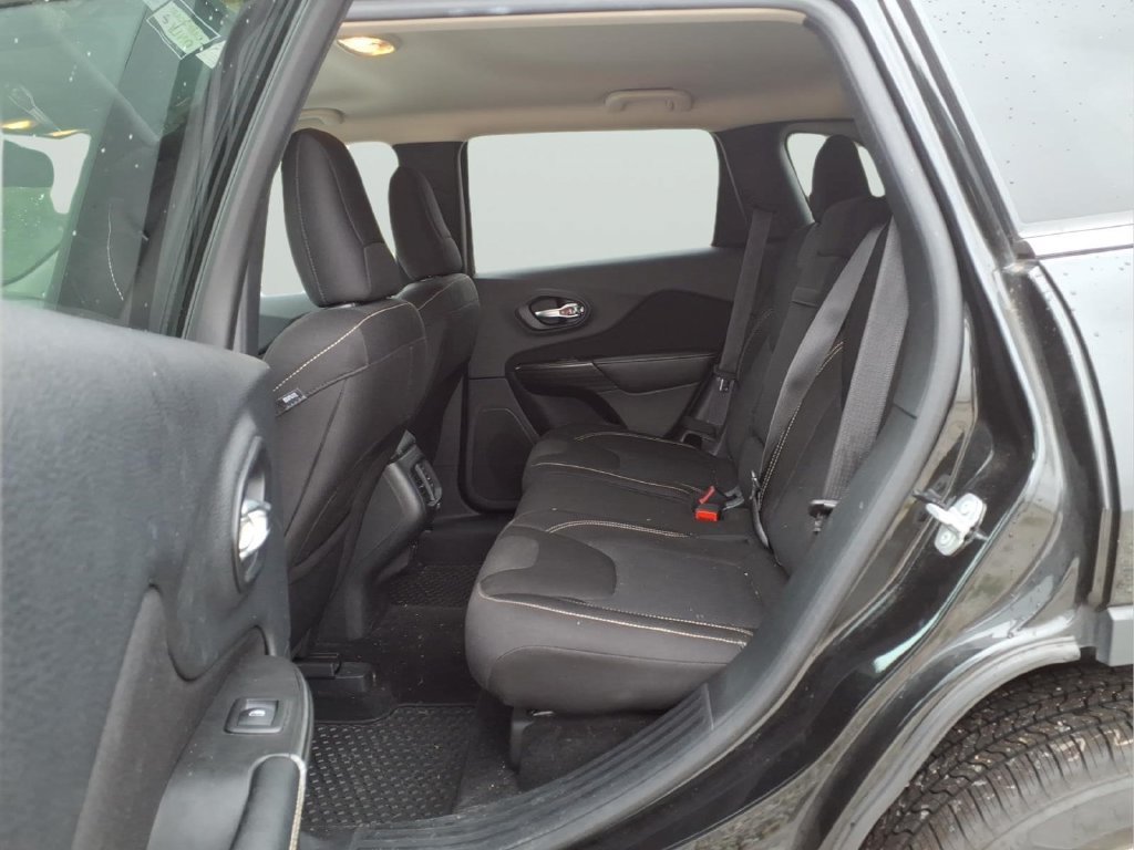 Used 2015 Jeep Cherokee Latitude w/ Cold Weather Group FWD image 32