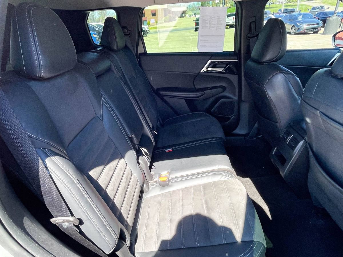 Used 2022 Mitsubishi Outlander SE image 13