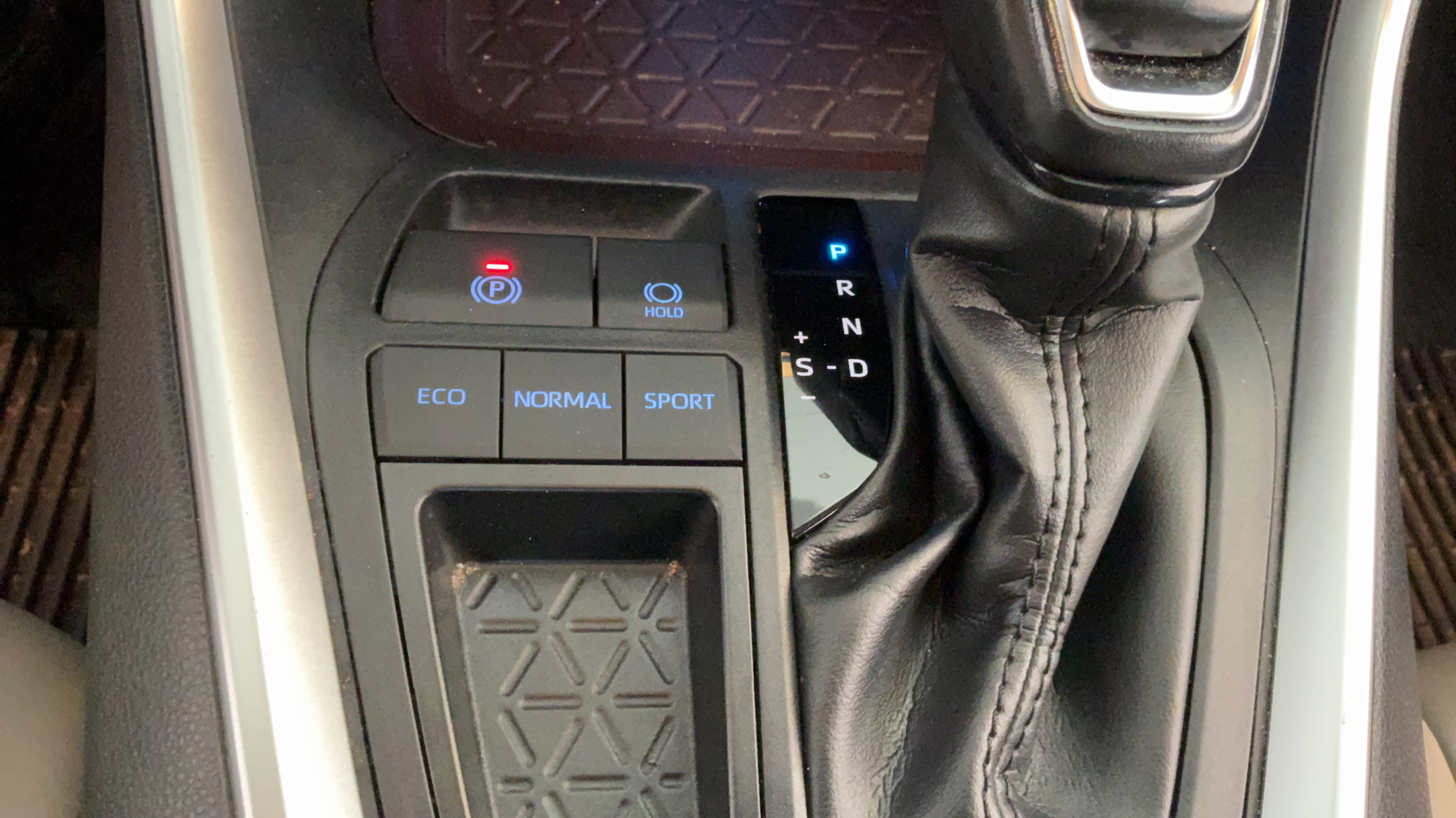 Used 2020 Toyota RAV4 Limited FWD image 16