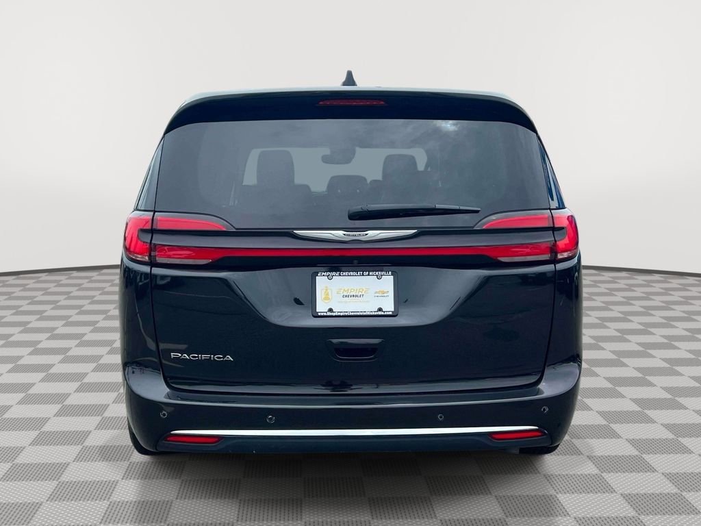 Used 2023 Chrysler Pacifica Touring-L FWD image 6
