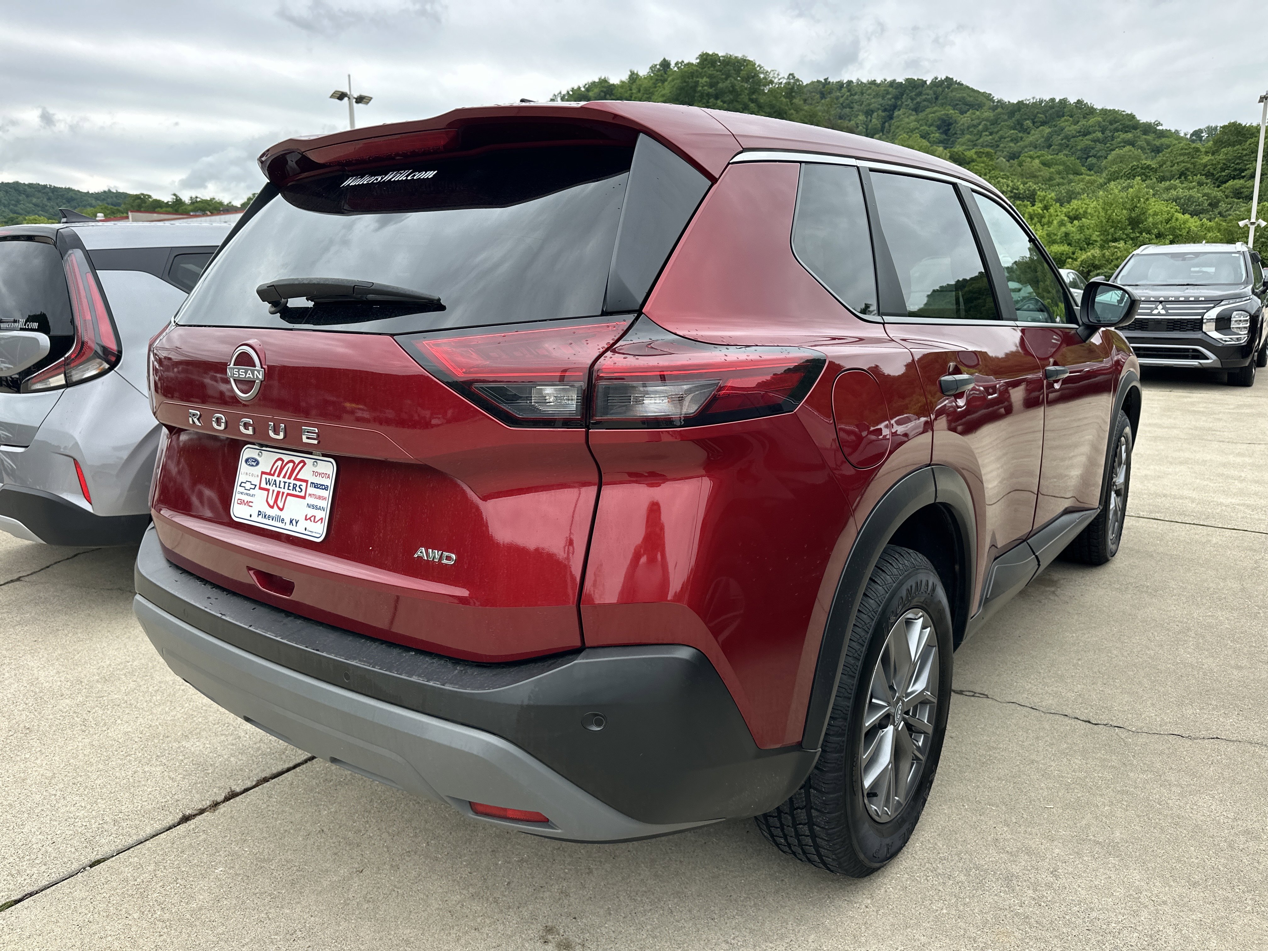 Used 2023 Nissan Rogue S AWD/4WD image 2