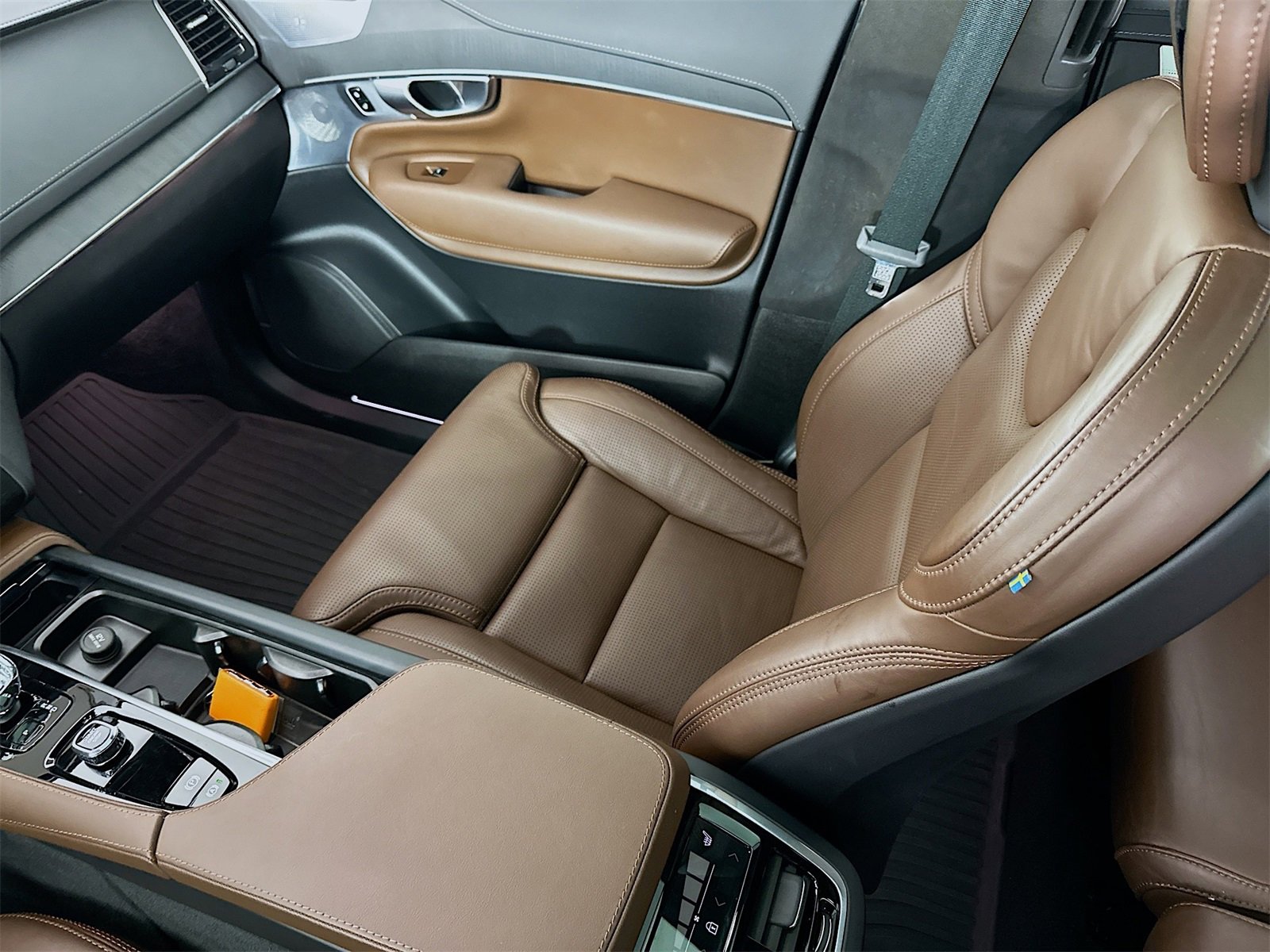 Used 2024 Volvo XC90 T8 Ultimate w/ Lounge Package image 25