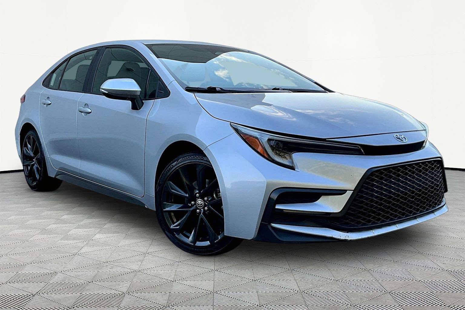 Used 2024 Toyota Corolla SE FWD image 3