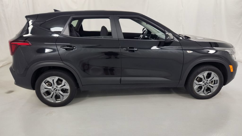 Used 2024 Kia Seltos LX AWD/4WD image 2