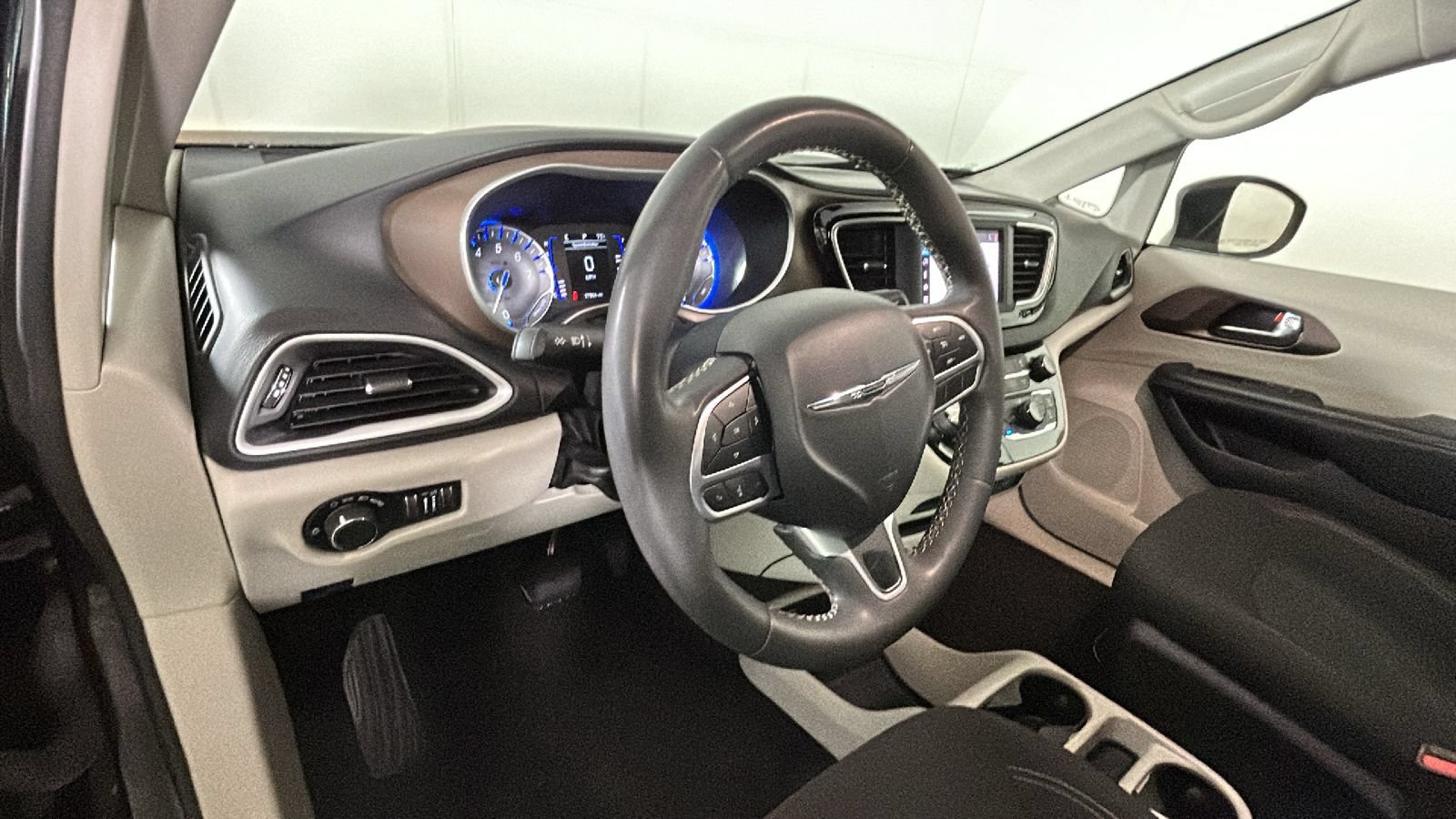 Used 2022 Chrysler Voyager LX FWD image 16