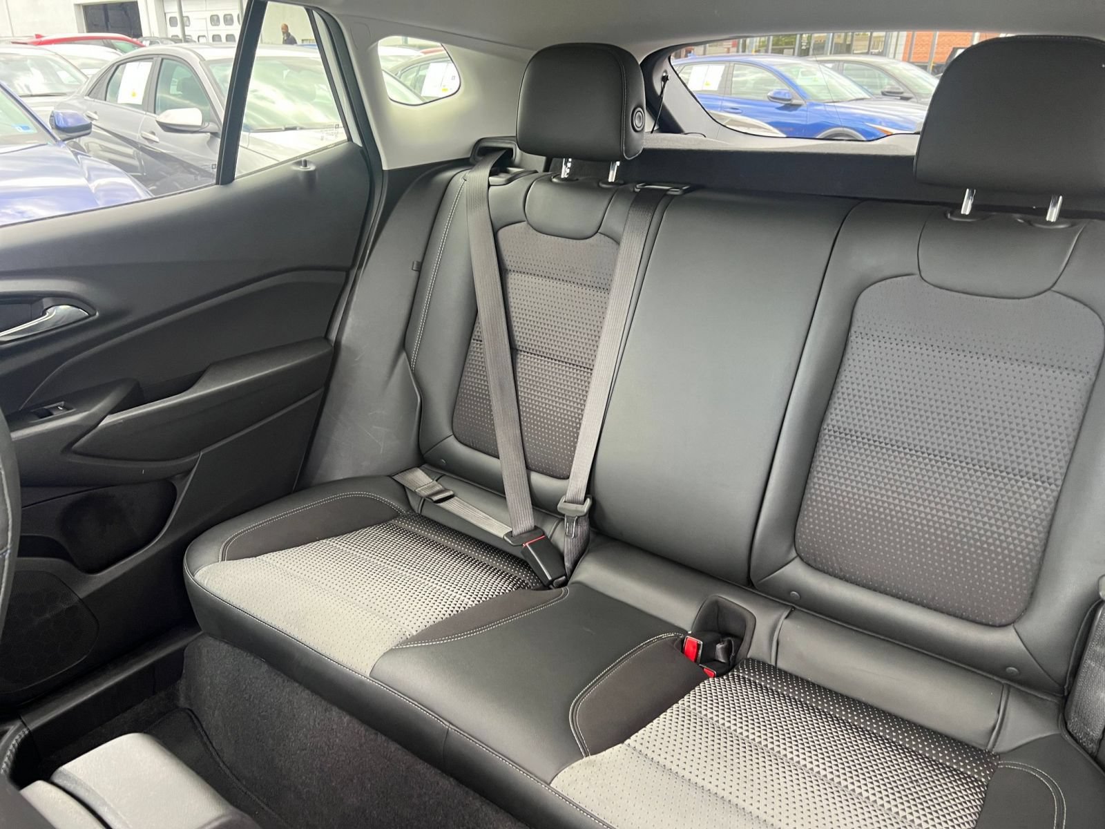 Used 2025 Chevrolet Trax LT FWD image 39