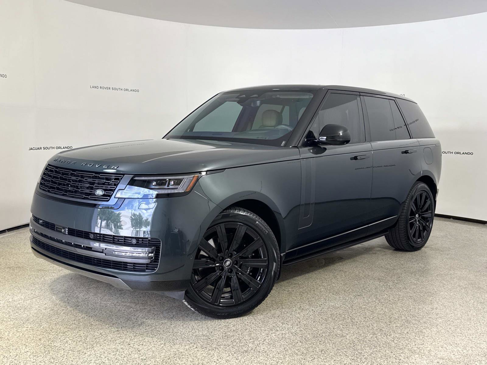 Used 2025 Land Rover Range Rover SE AWD/4WD image 1