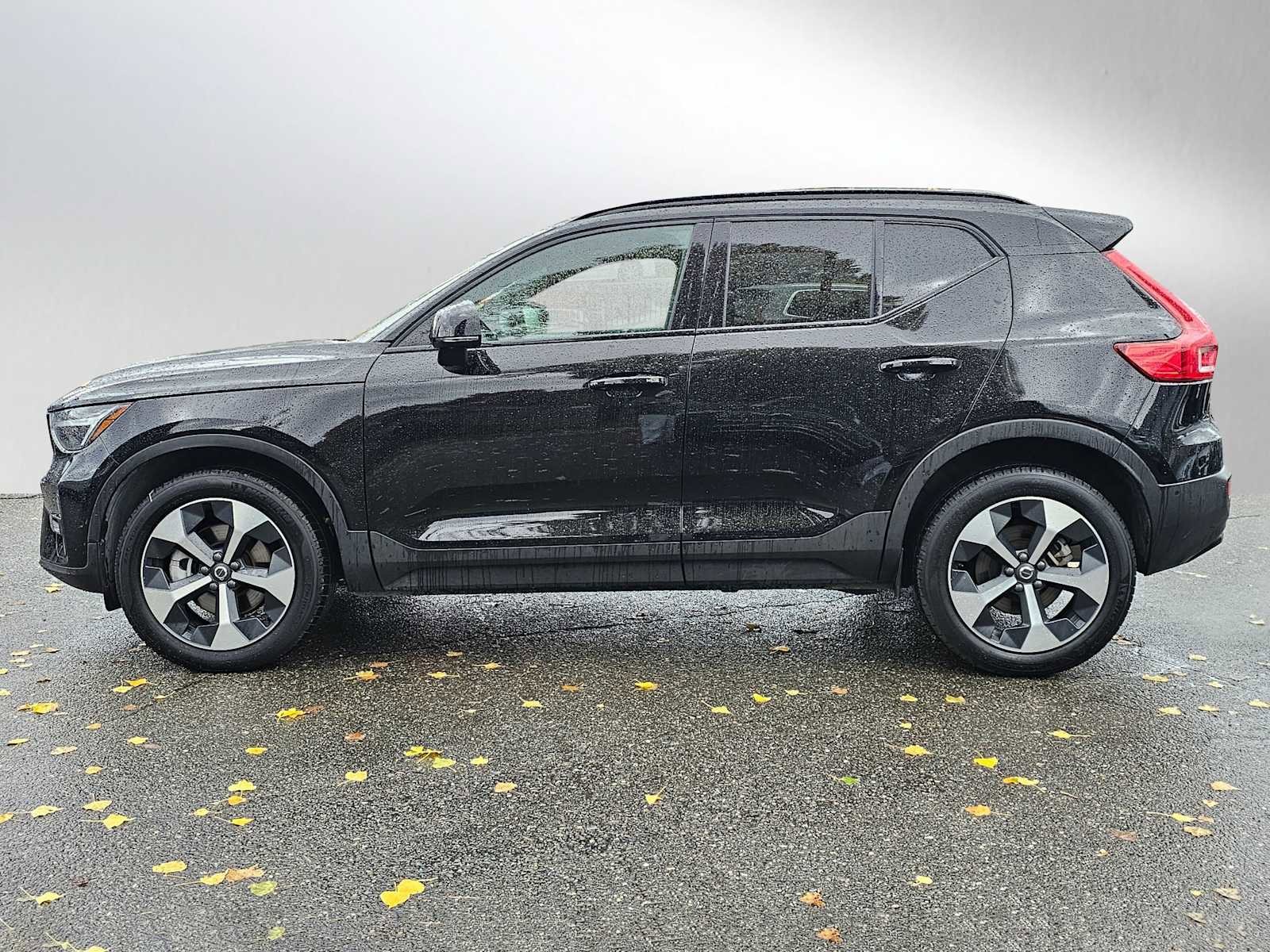 Certified 2025 Volvo XC40 B5 Plus image 6