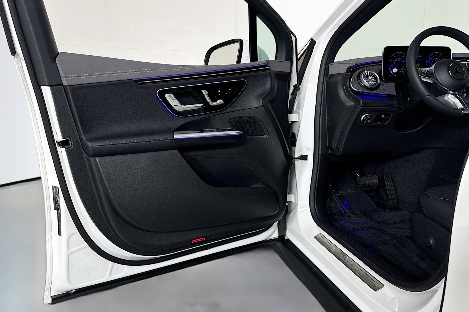 New 2026 Mercedes-Benz EQE 320 4MATIC SUV image 19