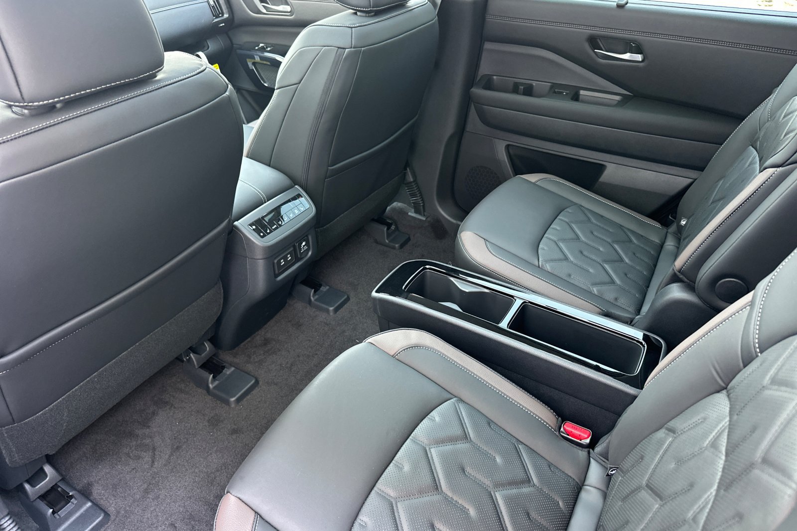 New 2026 Nissan Pathfinder Platinum FWD image 9