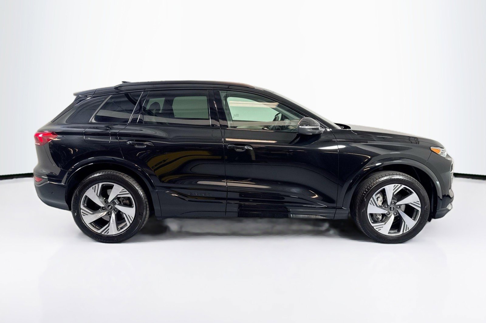 Used 2025 Audi Q6 e-tron Premium Plus w/ Premium Plus AWD/4WD image 4