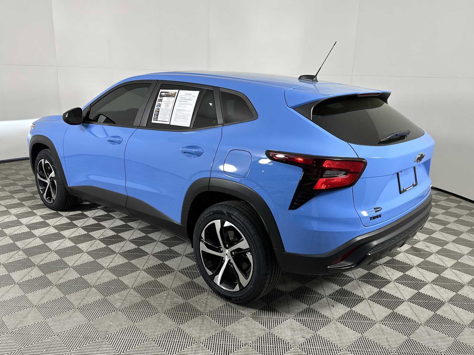 Used 2024 Chevrolet Trax RS w/ Sunroof Package FWD image 5