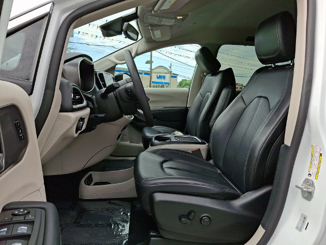Used 2024 Chrysler Pacifica Touring-L FWD image 16
