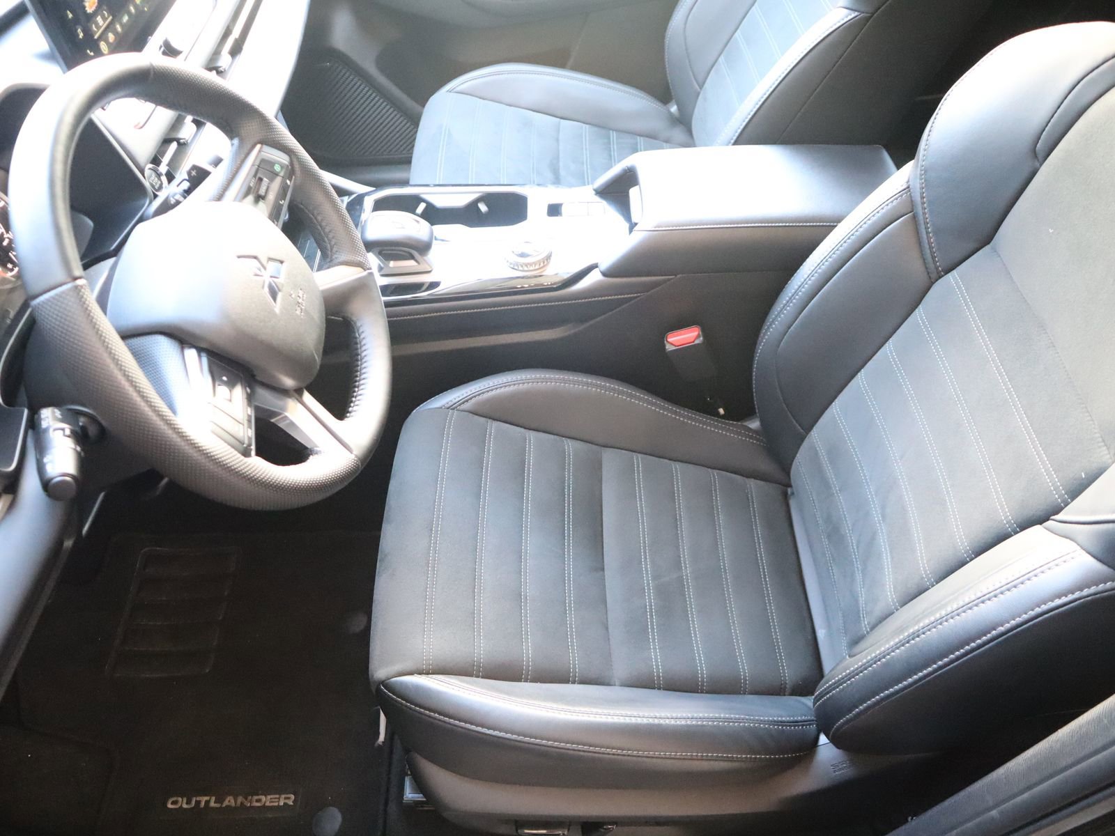 Used 2025 Mitsubishi Outlander AWD image 26