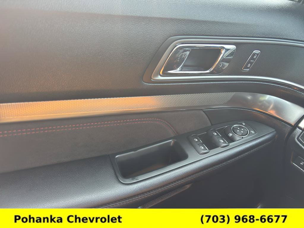 Used 2018 Ford Explorer XLT w/ Equipment Group 202A AWD/4WD image 13