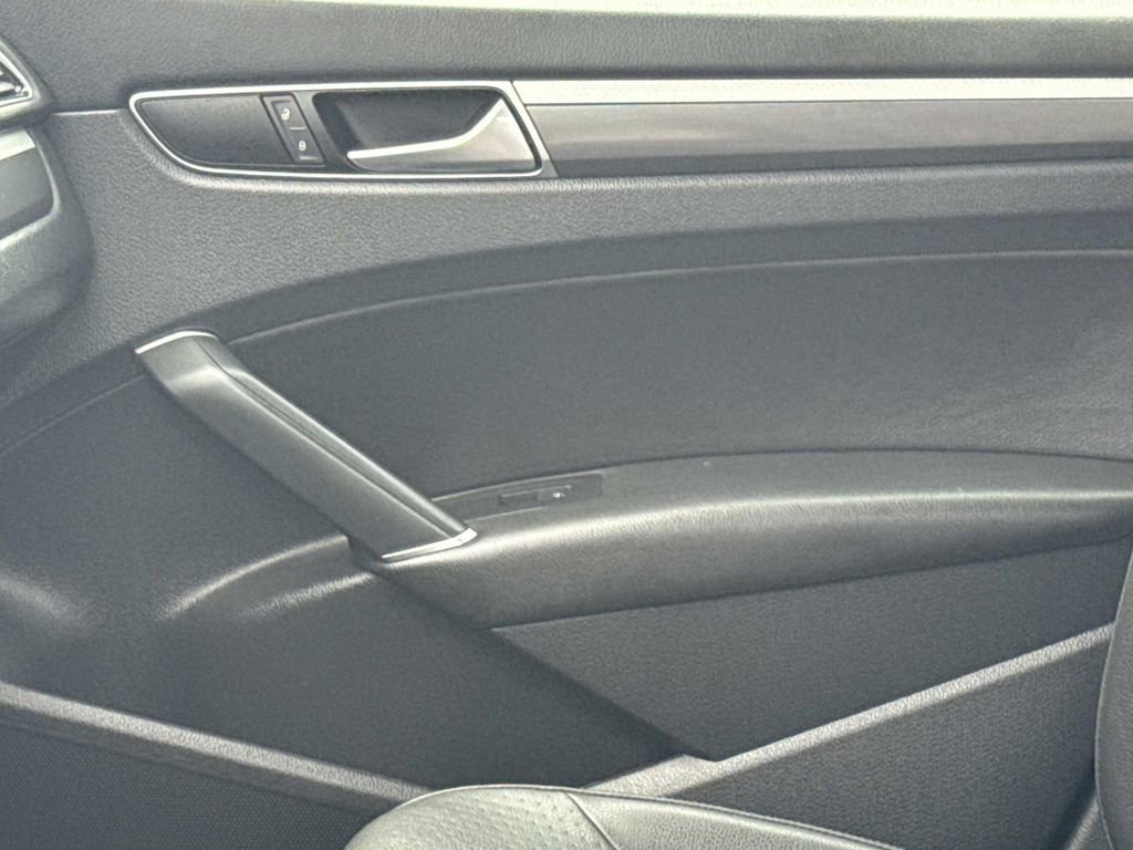 Used 2016 Volkswagen Passat 1.8T R-Line w/ R-Line Lighting Package image 20