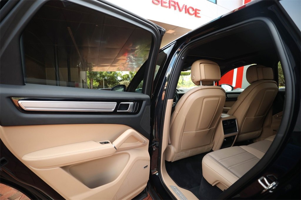 Used 2022 Porsche Cayenne Platinum Edition image 36