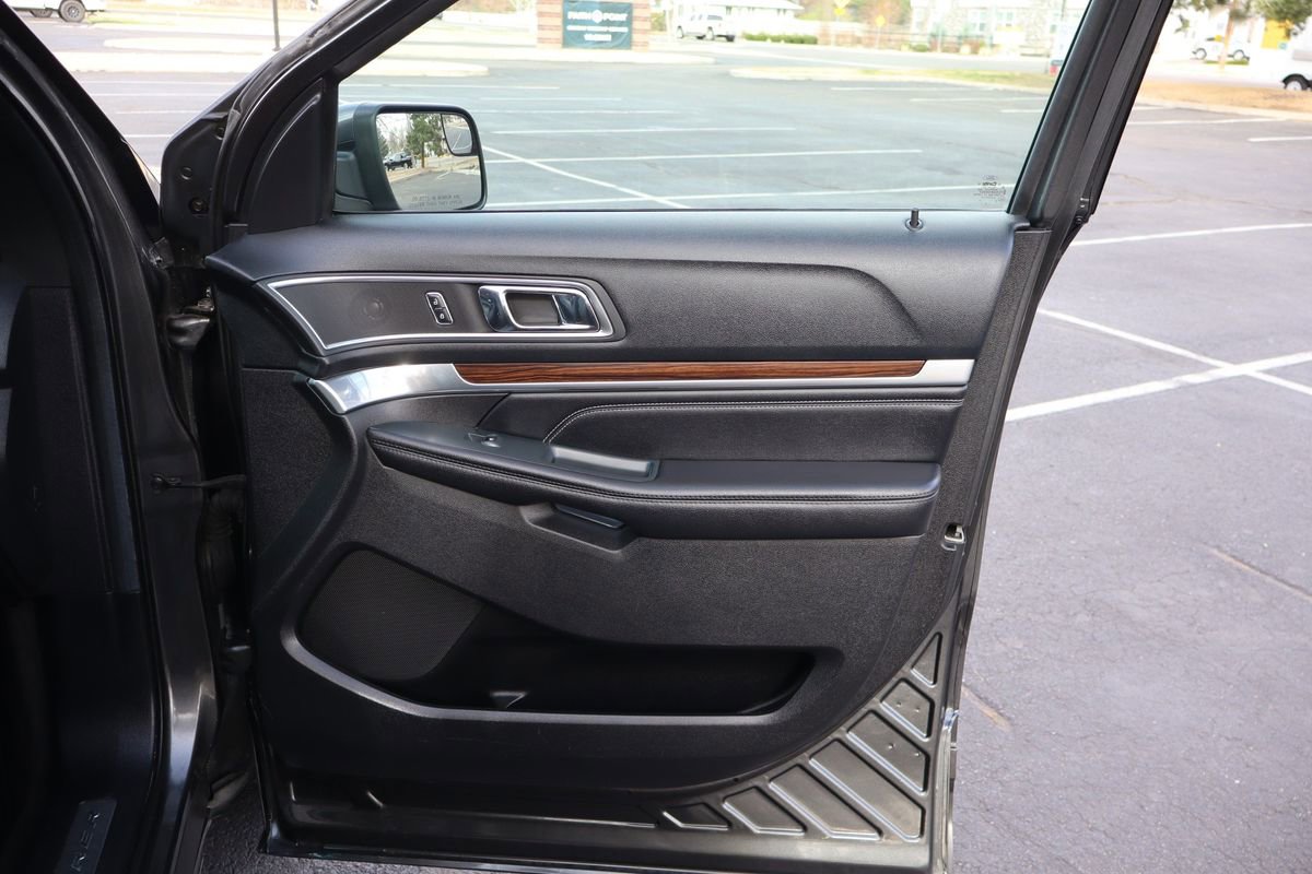 Used 2016 Ford Explorer Limited image 28