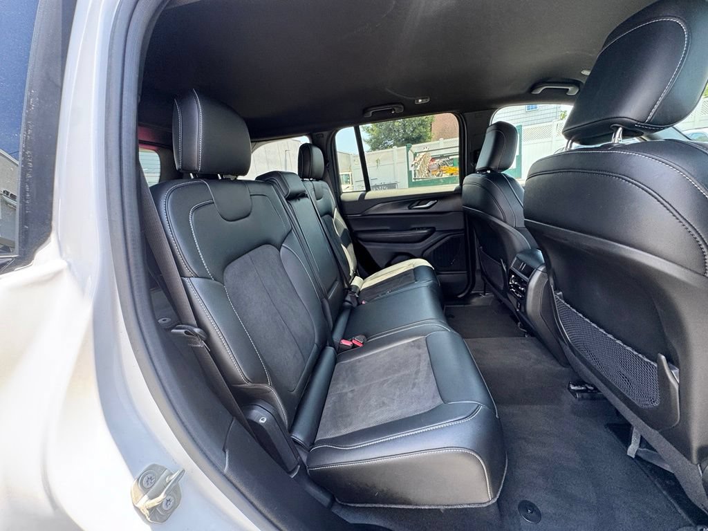 Used 2024 Jeep Grand Cherokee Altitude AWD/4WD image 21