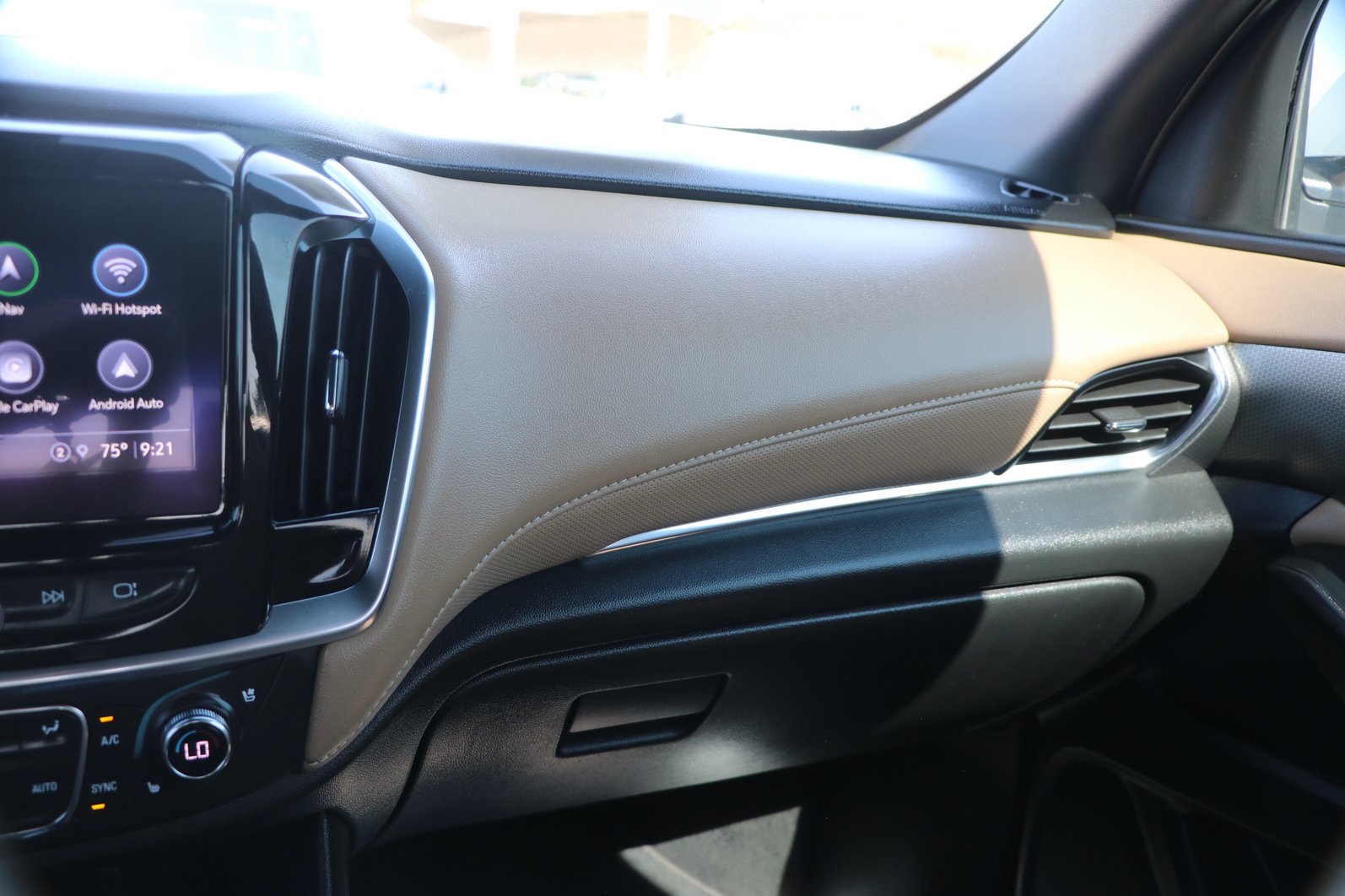 Used 2023 Chevrolet Traverse Premier FWD image 28