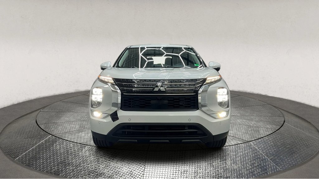 Used 2022 Mitsubishi Outlander SE image 3