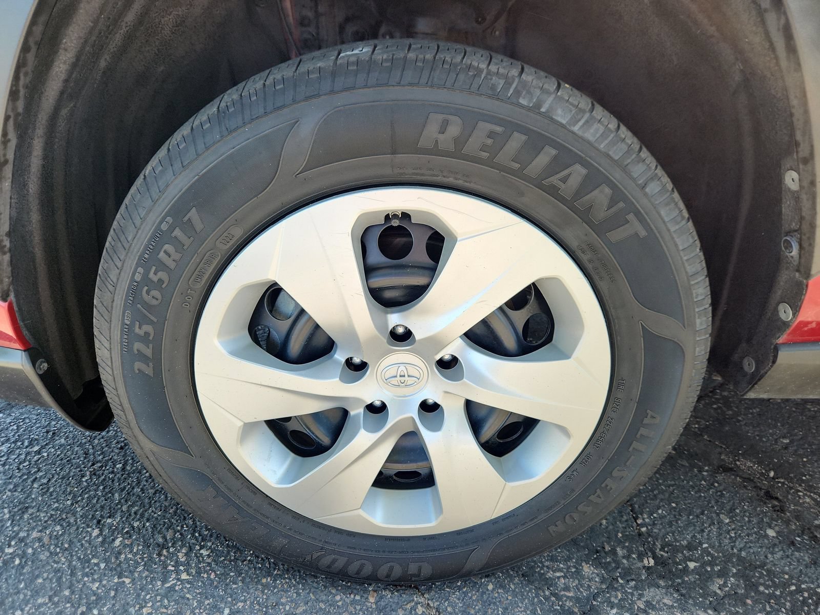 Used 2020 Toyota RAV4 LE w/ Carpet Mat Package AWD/4WD image 18