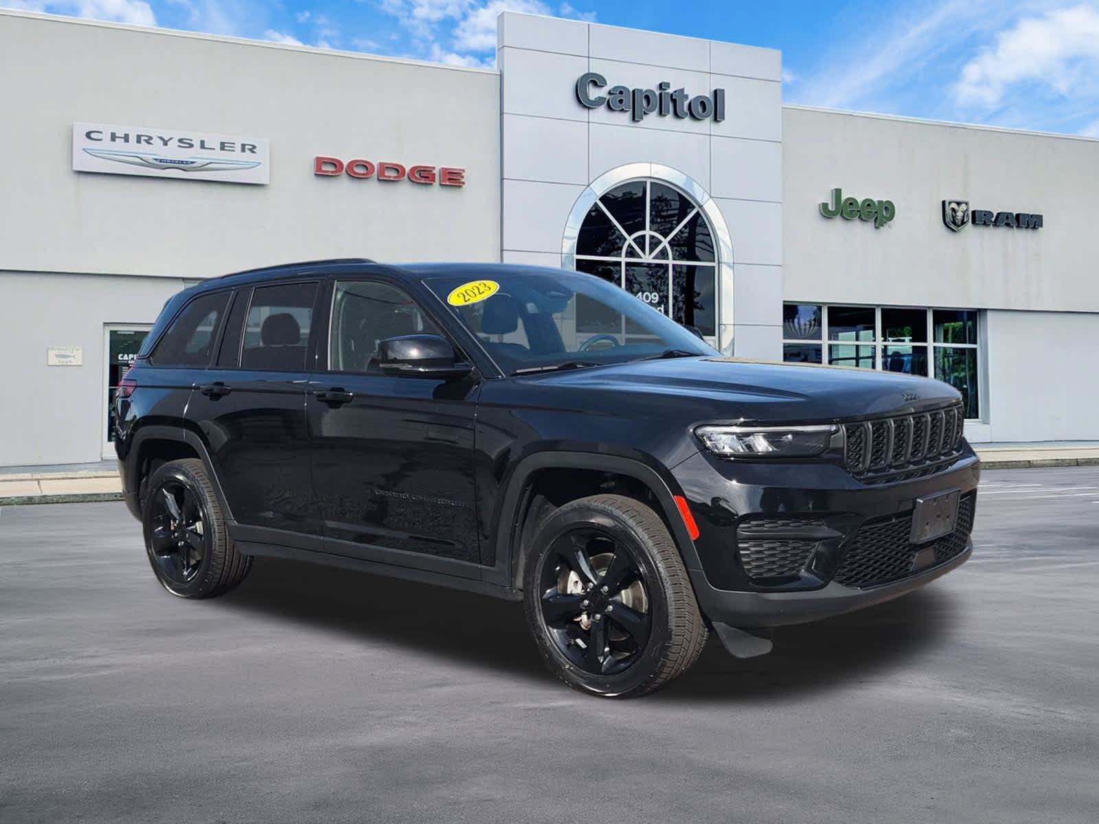 Used 2023 Jeep Grand Cherokee Altitude AWD/4WD image 1