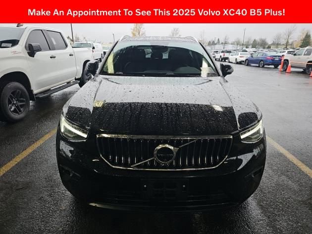 Used 2025 Volvo XC40 B5 Plus image 2