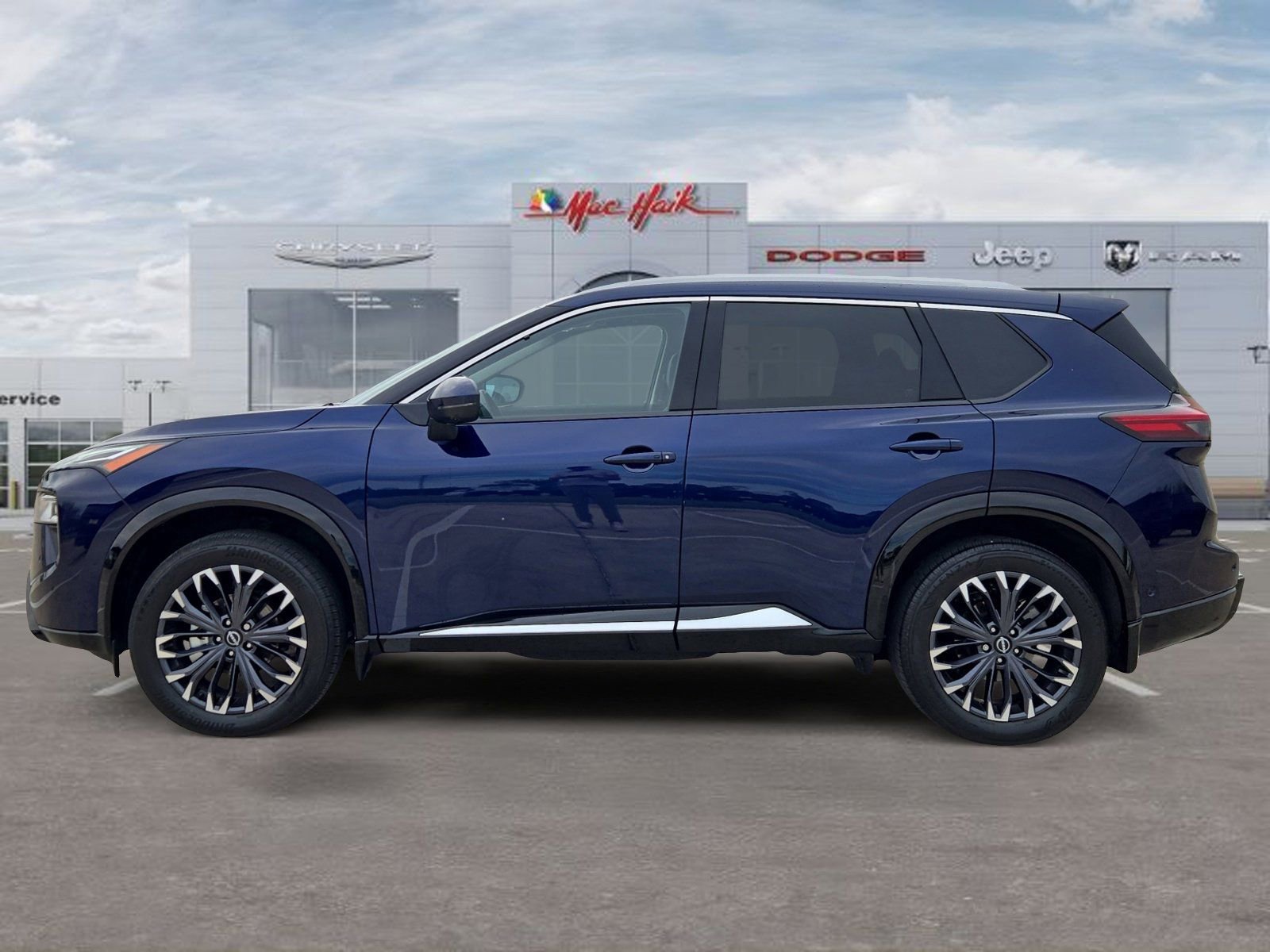 Used 2024 Nissan Rogue Platinum w/ Platinum Premium Package image 2