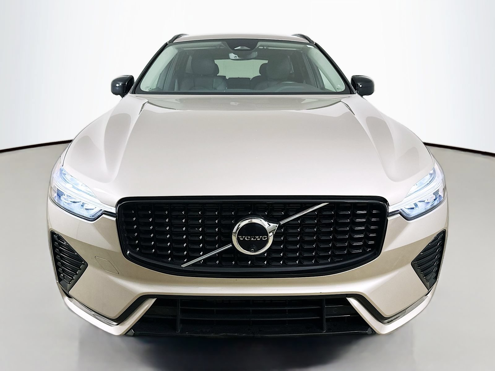 Used 2024 Volvo XC60 B5 Plus w/ Protection Package Premier AWD/4WD image 2