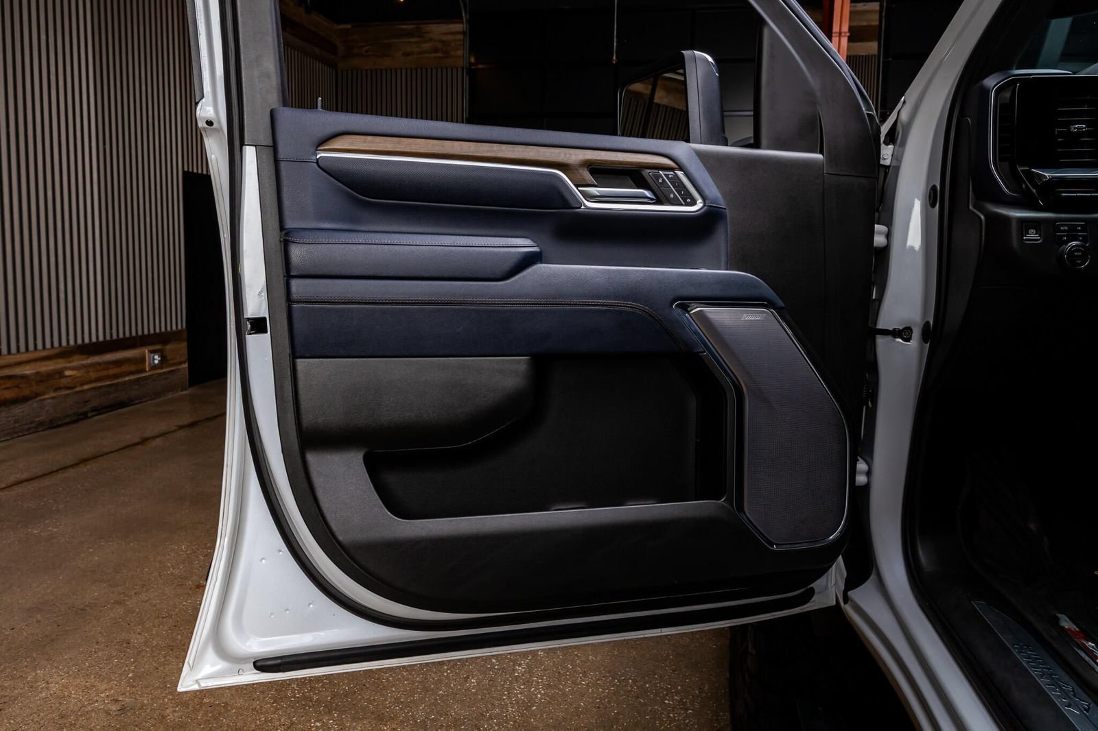 Used 2024 Chevrolet Silverado 2500 High Country w/ High Country Premium Package AWD/4WD image 37