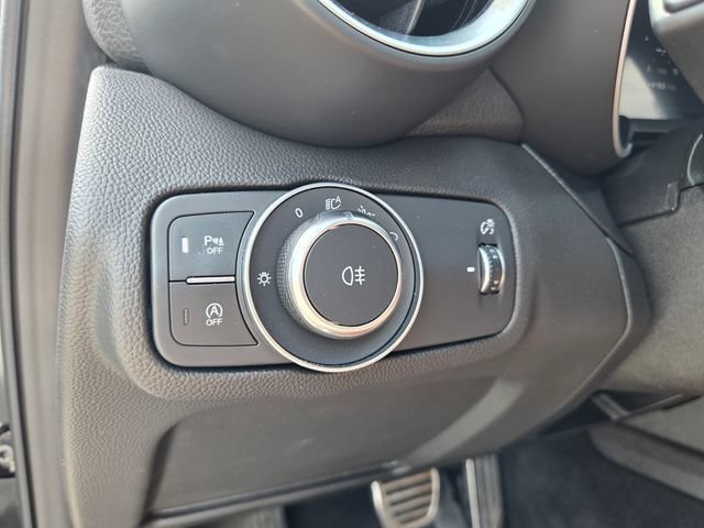 Used 2025 Alfa Romeo Giulia AWD w/ Veloce Package AWD image 25