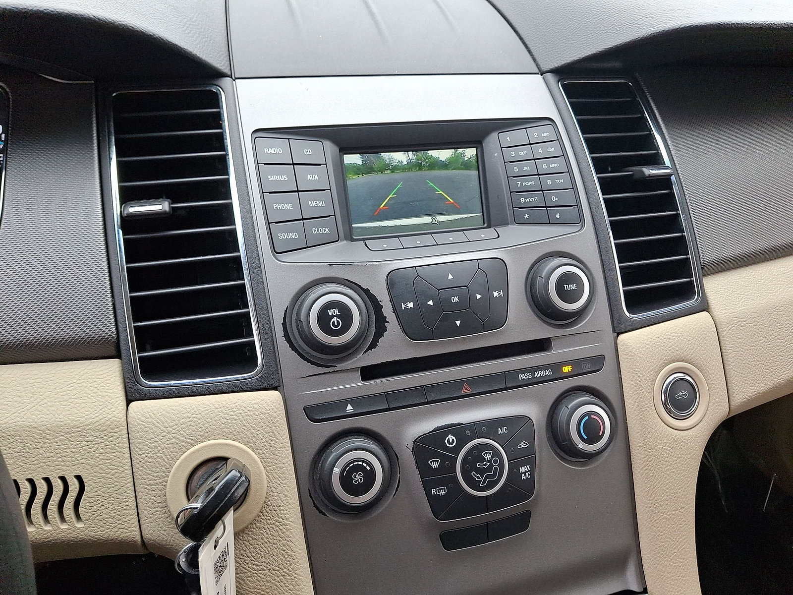 Used 2017 Ford Taurus SE FWD image 15